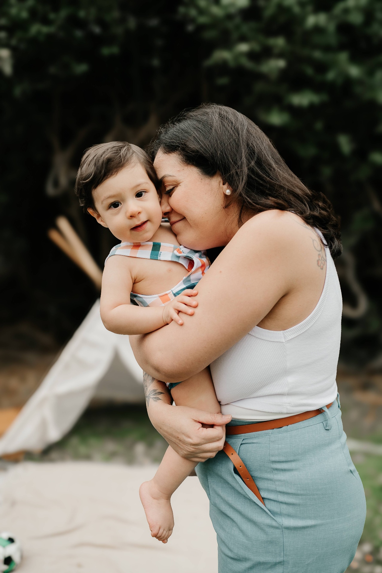 Mãe segurando o filho pequeno ao ar livre