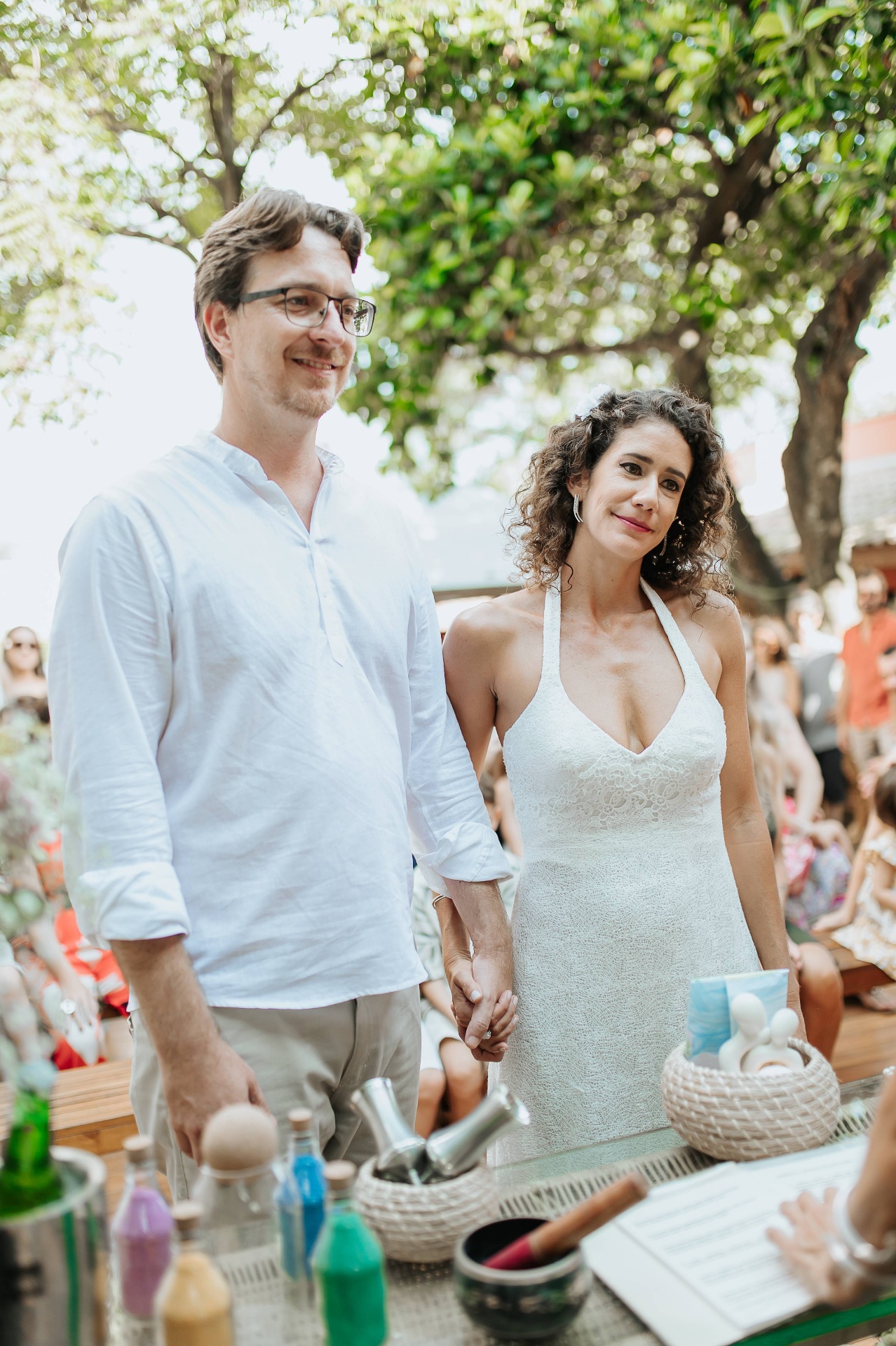 Mãos entrelaçadas de um casal durante cerimônia
